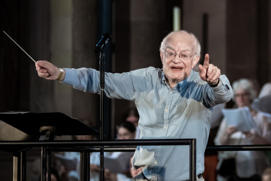 Photograph of Sir John Rutter conducting the Choir day in Mainz Cathedral on 7th September 2024
